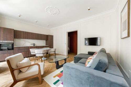 un salon avec un canapé et une table dans l'établissement Luxury 3 Bedrooms - 3 Bathrooms - AC - Montmartre - Opéra, à Paris