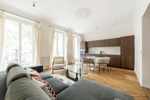 un salon avec un canapé et une table dans l'établissement Luxury 3 Bedrooms - 3 Bathrooms - AC - Montmartre - Opéra, à Paris