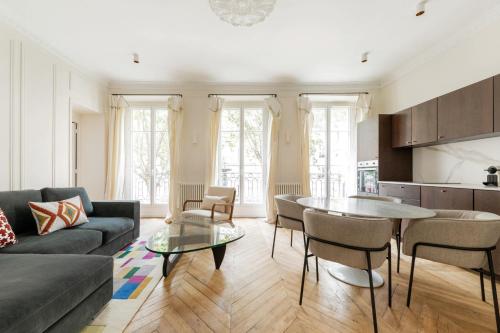 un salon avec un canapé et une table dans l'établissement Luxury 3 Bedrooms - 3 Bathrooms - AC - Montmartre - Opéra, à Paris