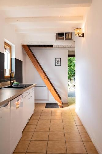 Dapur atau dapur kecil di La Châtaigne Perchée, piscine et nature