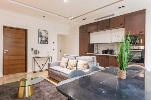 un salon avec un canapé et une table dans l'établissement Perfect for exploring - 2BR-6P - Center of Paris, à Paris