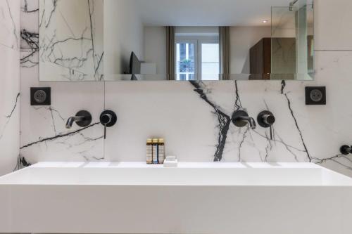 une salle de bain avec un lavabo et un miroir dans l'établissement Perfect for exploring - 2BR-6P - Center of Paris, à Paris
