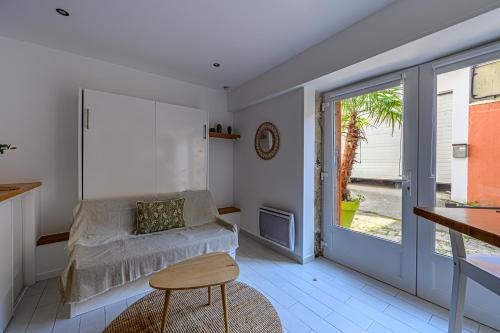 Cette chambre comprend un lit, une fenêtre et une table. dans l'établissement Studio proche Centre Ville, à Quimper