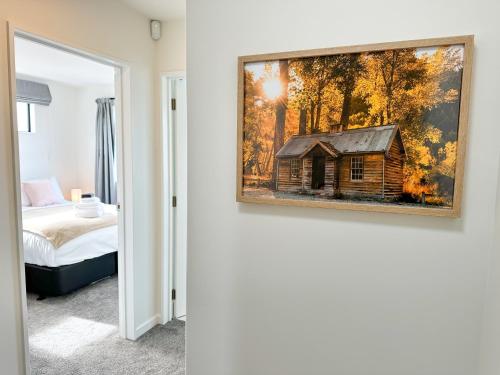 Ένα ή περισσότερα κρεβάτια σε δωμάτιο στο Cosy Modern Home - New Build in Christchurch