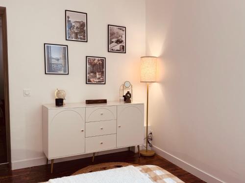 une chambre avec une commode blanche et une lampe dans l'établissement Urban Nest - Hypercentre, à Clermont-Ferrand