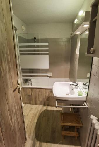 une salle de bain avec un lavabo, un miroir et une baignoire dans l'établissement MyHome - Génépis 29 - 4pax skis aux pieds Val Claret, à Tignes