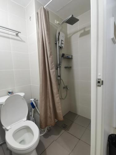 Bilik mandi di Jazz Apartment Unit