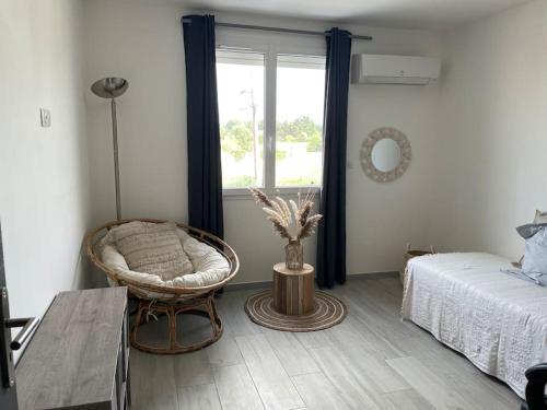 - une chambre avec une chaise, un lit et une fenêtre dans l'établissement Saint Gilles loft au pied du canal, à Saint-Gilles