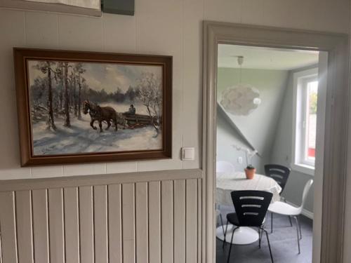 a painting of a horse pulling a cart in a room at Villa Madame in Väderstad