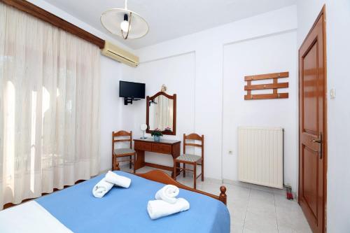 Ένα ή περισσότερα κρεβάτια σε δωμάτιο στο Διαμερίσματα Ωκεανίς