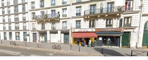 パリにあるPARIS AURIOLの街路沿いにある建物