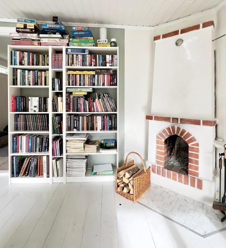 Perpustakaan di vila ini