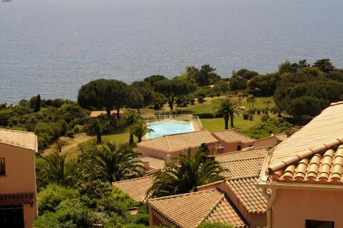 une vue aérienne d'une maison avec piscine dans l'établissement Suite Les Couchants, à Porticcio