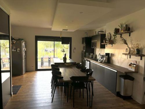 - une cuisine avec une grande table et des chaises dans l'établissement Charmante maison mitoyenne 8 couchages, à Touillon-et-Loutelet