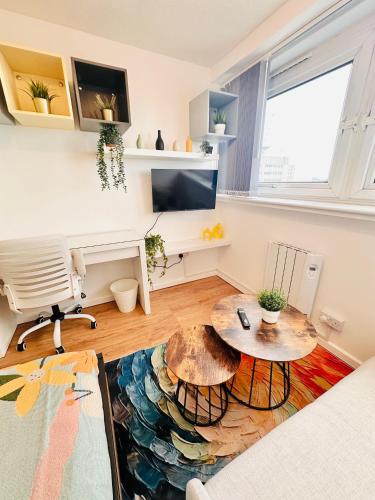 sala de estar con mesa y escritorio en A - Newley Renovated Private Self-Contained Room in a Shared Apartment in Birmingham City Centre, en Birmingham