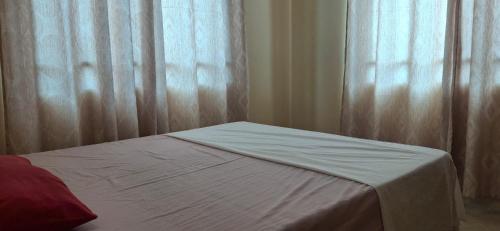 Ένα ή περισσότερα κρεβάτια σε δωμάτιο στο Entire two bedroom apartment no 1 in Dar es salaam