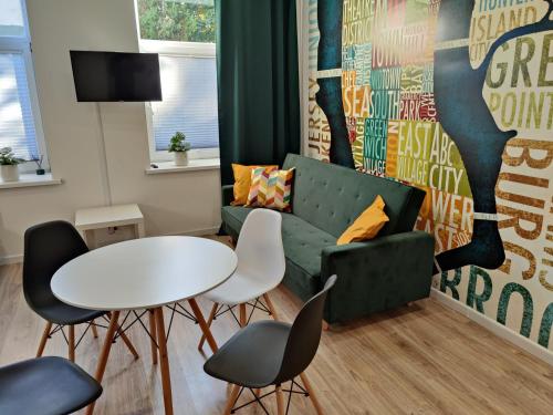 Posezení v ubytování Noclegi Duet House Green Harmony Studio wejście na kod CENTRUM Ptak, Orientarium, Mandoria, Fala, Centrum Zdrowia Matki Polki, bezpłatny parking, klimatyzacja