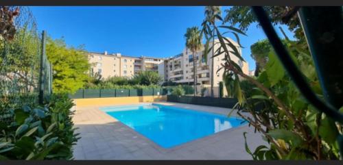 une piscine devant un immeuble dans l'établissement Appartement T3 climatisé avec piscine et plages à pied, à Saint-Raphaël