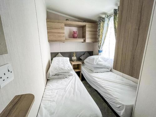 Postel nebo postele na pokoji v ubytování Beautiful Caravan With Decking And Free Wifi At Highfield Grange Ref 26740Wr