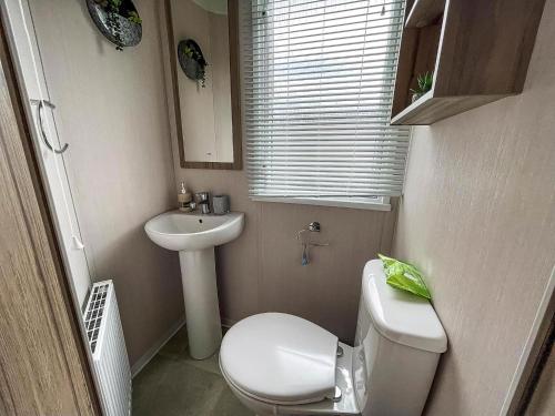 Koupelna v ubytování Beautiful Caravan With Decking And Free Wifi At Highfield Grange Ref 26740Wr