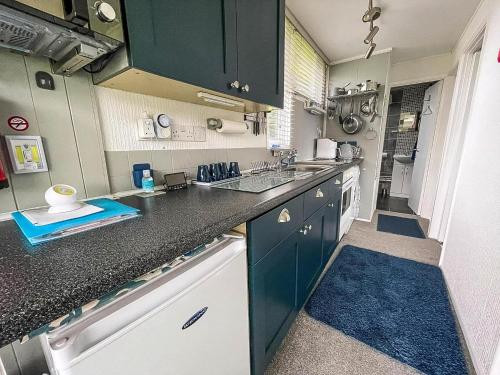 Kuchyň nebo kuchyňský kout v ubytování Lovely 4 Berth Chalet In The Coastal Village Of Heacham, Ref 92018Cs