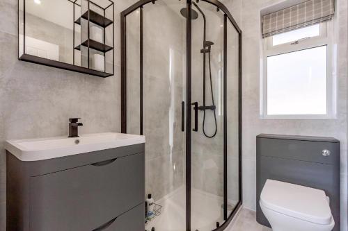 un bagno con doccia, lavandino e WC di Cottage In Norfolk Sleeps 23 - Private Pool, Fishing Lake, Hot Tub Ref 99008Sc a Hockham