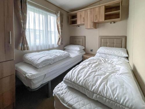 Postel nebo postele na pokoji v ubytování Beautiful 6 Berth Caravan With Decking At Valley Farm Holiday Park Ref 46736V
