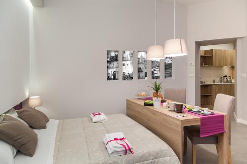 una camera con un letto e una scrivania di l'angolo di Frima a Matera