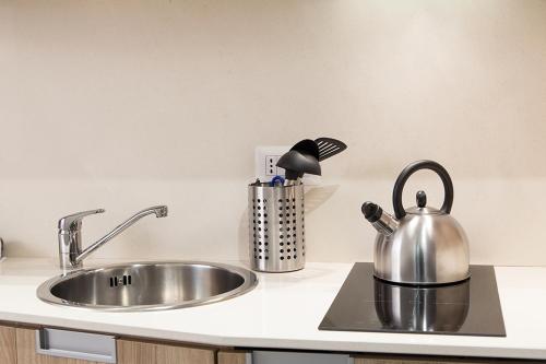 un bancone della cucina con lavandino e bollitore per il tè di l'angolo di Frima a Matera