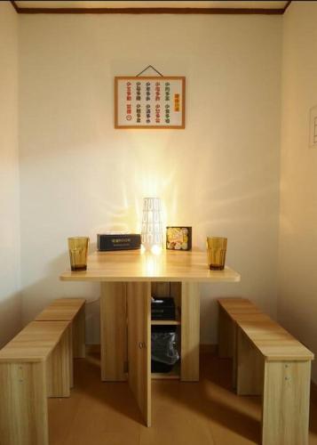 a table with two benches in a room at KENKOU Room -健康ルーム 大阪- in Osaka