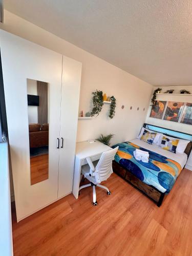 a bedroom with a bed and a desk and a desk at Newly Renovated Private and Modern Shared Apartment, Each with Kitchenette, Central Birmingham RC in Birmingham