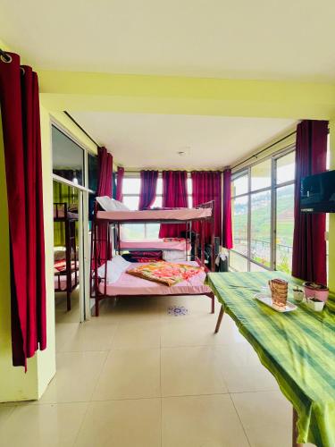 Postel nebo postele na pokoji v ubytování Violet Residency Ooty
