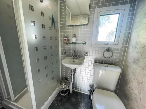 Koupelna v ubytování Stunning 4 Berth Caravan In Seaside Village Of Scratby, Norfolk Ref 19150S