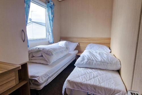 Ένα ή περισσότερα κρεβάτια σε δωμάτιο στο 8 Berth Caravan For Hire At Manor Park Near To A Great Beach Ref 23041C