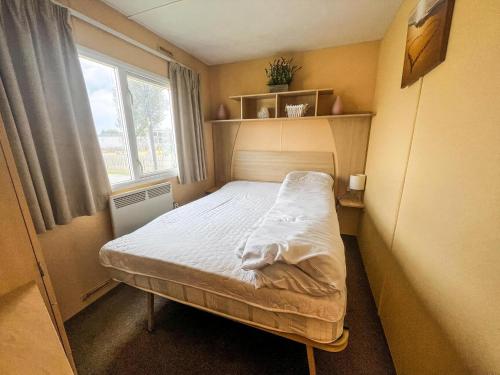 Ένα ή περισσότερα κρεβάτια σε δωμάτιο στο 8 Berth Caravan For Hire By The Beautiful Beach In Heacham, Norfolk Ref 21055A