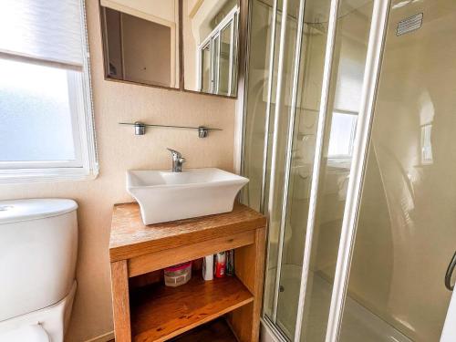 Koupelna v ubytování Great 6 Berth Caravan By The Beach At California Cliffs In Scratby Ref 50010L