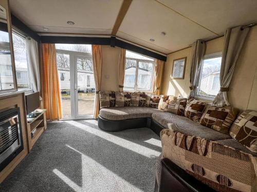 Kuchyň nebo kuchyňský kout v ubytování Lovely 6 Berth Caravan With Free Wifi At Sand Le Mere, Yorkshire Ref 71011C