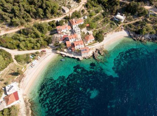 eine Luftaufnahme eines Resorts an einem Strand in der Unterkunft Holiday Home Jadranka in Gdinj