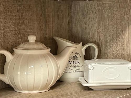 a table with a jug and a toaster and a blender at GEODA Fornillos -Refugio en los Arribes del Duero in Fornillos de Fermoselle