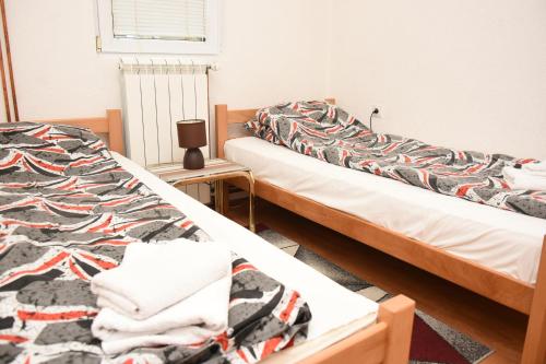two beds sitting next to each other in a room at Vikendica Čeperković #1 in Kopaonik