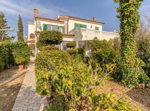 Beachside Serenity Apartments in Barbot