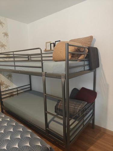 quelques lits superposés dans une chambre dans l'établissement Auberge du manala chambre 4 personnes 24-24, à Saint-Louis
