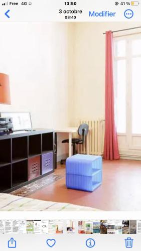 Cette chambre comprend un bureau et une table avec une boîte bleue. dans l'établissement Chambre quartier Longchamp, à Marseille