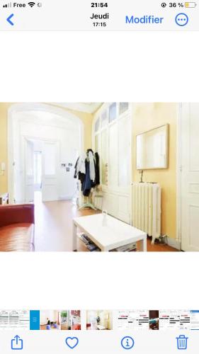 Cette chambre dispose d'une cuisine blanche avec une table. dans l'établissement Chambre quartier Longchamp, à Marseille