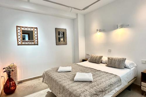 Un dormitorio con una cama con dos almohadas encima. en Casa Joan Moraira, en Moraira