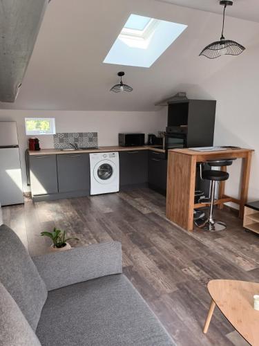 un salon avec un canapé et une table dans l'établissement La Rochette - Appartement, à Les Clouzeaux