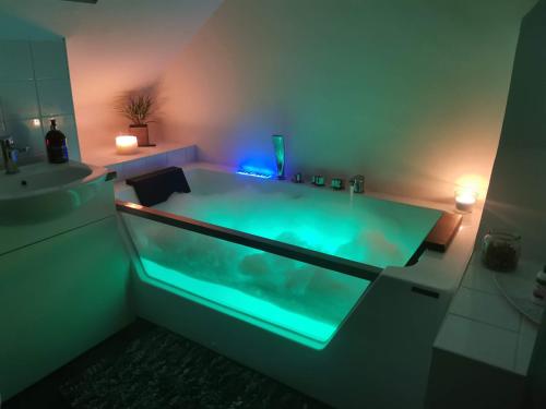 Fotografie z fotogalerie ubytování Relaxing Attic Room with En-suite Jacuzzi bath v destinaci Kent