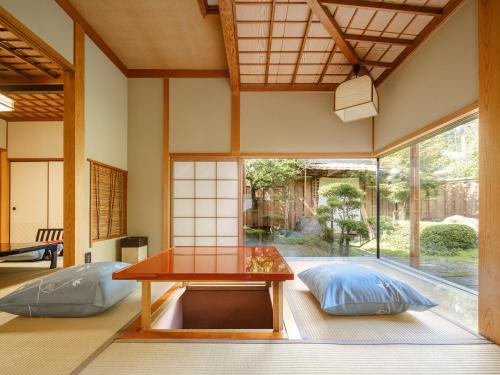 a room with a table and two pillows at Sekitaitei Ishida in Achi