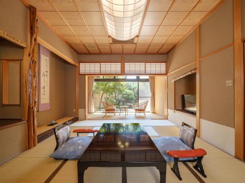 a dining room with a table and chairs at Sekitaitei Ishida in Achi