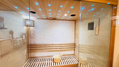 una sauna con una bañera con luces encendidas en MY Cabane -POOL HOUSE avec Sauna privée près de Bruxelles, en Oppem
